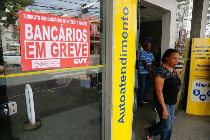  Aposentados e pensionistas reclamaram das filas em caixas eletrônicos e da falta de dinheiro neles