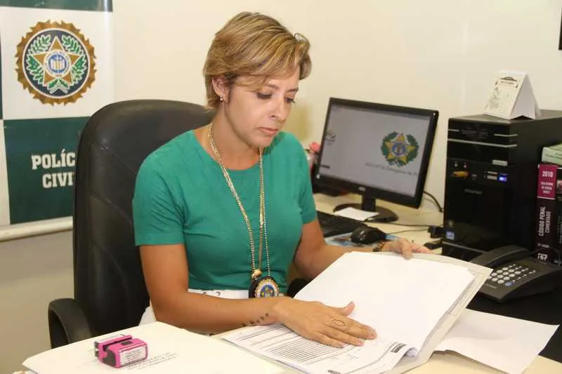 Titular da 73ªDP (Neves), delegada Carla Tavares intimou o candidato para prestar depoimento sobre confronto na Coruja