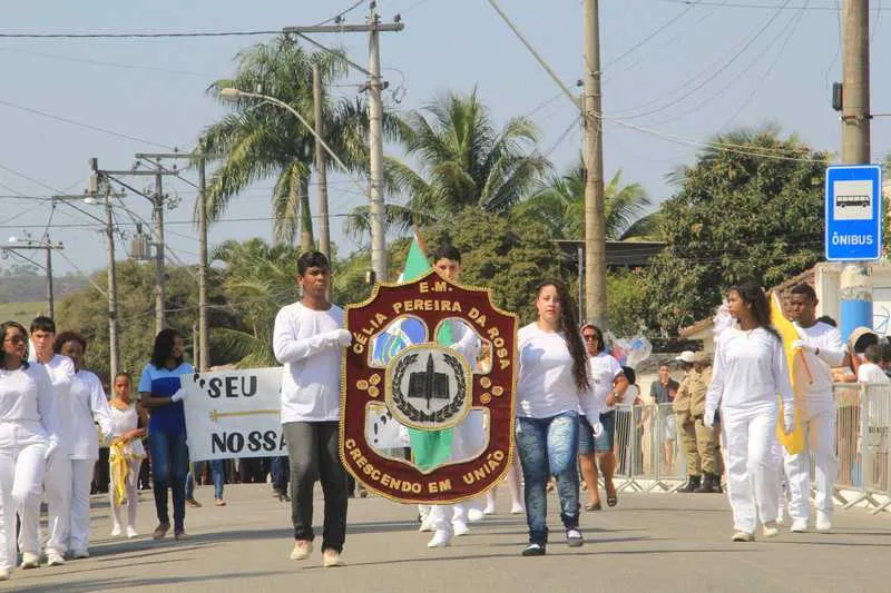 Desfile contou com a presença do prefeito Neilton Mulim, do secretário municipal de Esporte e Lazer, Joaquim de Oliveira, entre outras autoridades do Executivo e Legislativo municipais