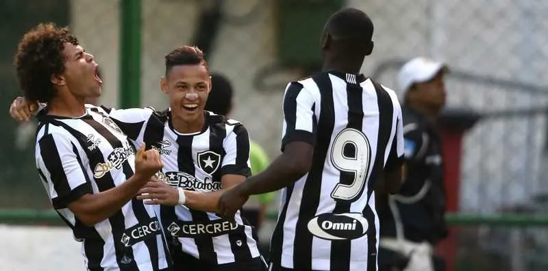 O volante Bruno Silva voltou à equipe do Glorioso e foi peça fundamental no setor defensivo que segurou o ataque tricolor
