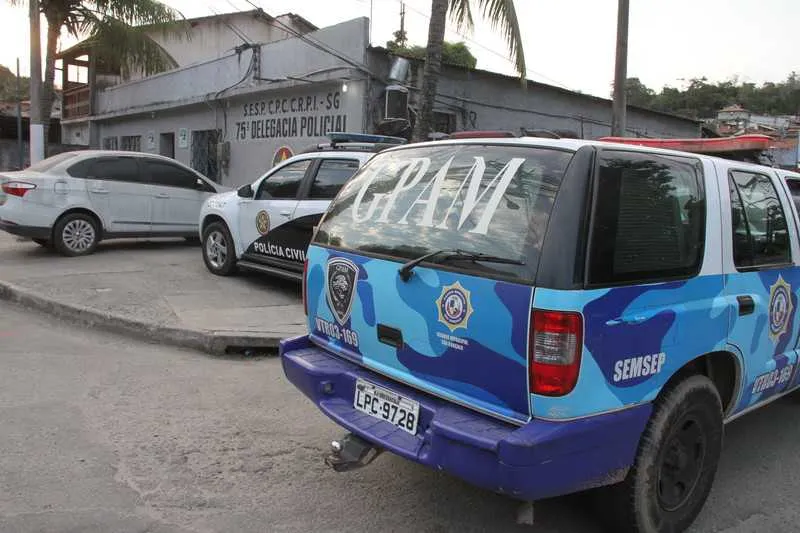 As vítimas foram encaminhadas à delegacia do Rio do Ouro, onde houve registro de ocorrência para identificar os autores dos crimes