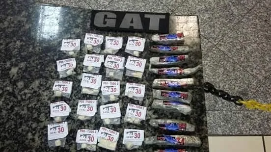 Com o preso, foram encontrados pelos PMs 10 trouxinhas de maconha e 20 sacolés de cocaína
