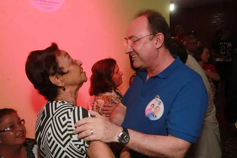 À noite, prefeito Neilton Mulim conversou com eleitores no Menino de Deus e em Santa Catarina
