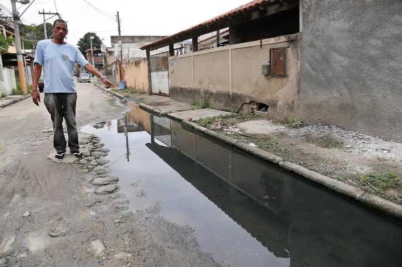 Esgoto transborda ao longo da Rua Costa Braga e moradores não conseguem solução para problema