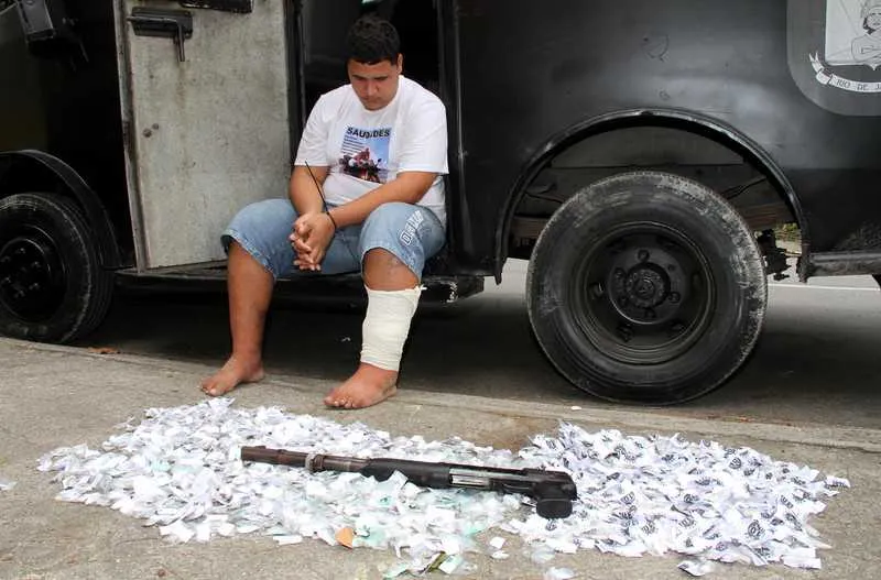 Leonardo foi flagrado com a arma, além de maconha e cocaína