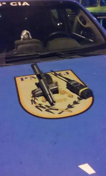 Segundo os policiais, o acusado portava uma pistola e um rádio.