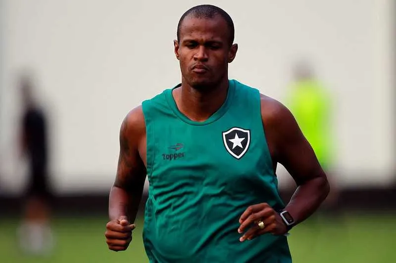  O volante Airton já possui histórico de lesões no Glorioso