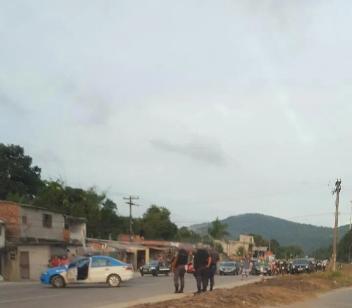 Traficantes invadiram um ônibus na RJ-106, na altura do Rio do Ouro, e incendiaram o veículo