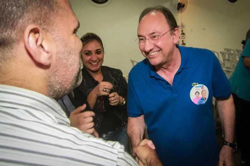 Neilton Mulim, candidato à reeleição, fez campanha na Parada 40, onde conversou com eleitores