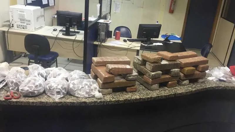  A maconha prensada e as trouxinhas estavam guardadas em uma casa na comunidade do Alecrim