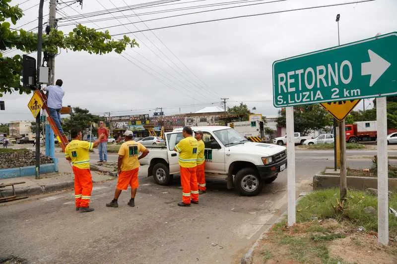 Técnicos do DER trocaram controlador semafórico danificado e reabriram retorno do Jardim Catarina