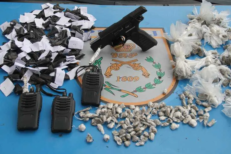 Na ação, PMs apreenderam uma arma, drogas e ‘radinhos’