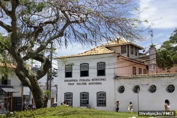  Biblioteca municipal tem cerca de 32 mil livros que continuarão disponíveis para a população