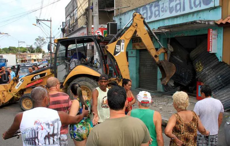 Bandidos usam retroescavadeira para arrombar mercearia em São Gonçalo