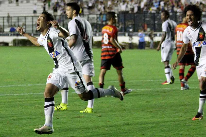  Nenê marcou o gol de falta aos 24 minutos após ser derrubado na entrada da área do Oeste

