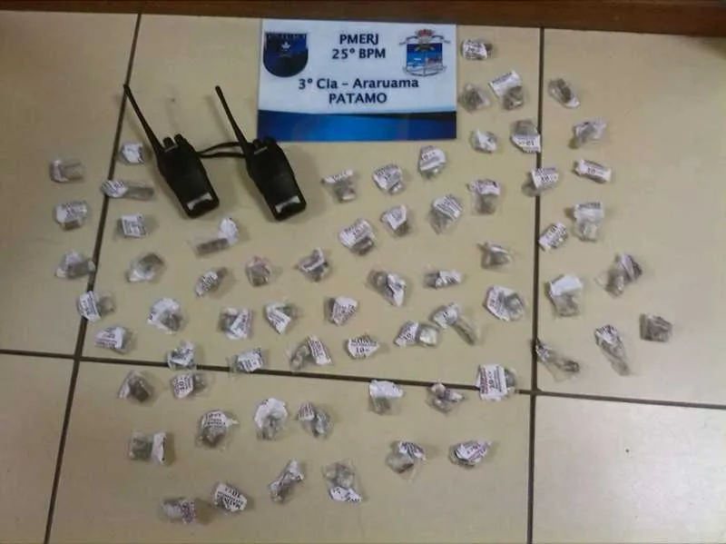  Na ocorrência de Cabo Frio, os policiais apreenderam um rádio e 61 trouxinhas de maconha