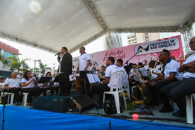 Além da orquestra, o cantor Agnaldo Timóteo também fez apresentação para os gonçalensesƎ