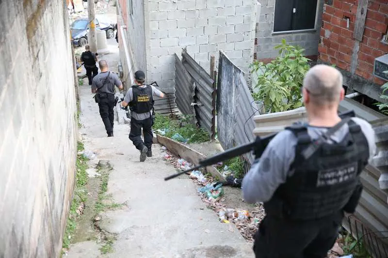 Confronto com PMs no Caniçal acaba com um morto e pistola apreendida