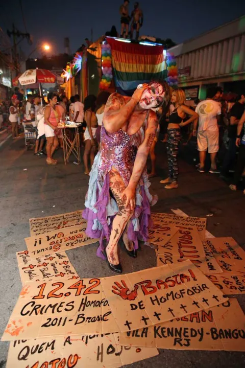 Imagem ilustrativa da imagem Parada Gay reúne 10 mil pessoas em São Gonçalo