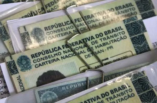 Os condutores tiveram a carteira suspensa porque atingiram limite de pontos em multas de trânsito