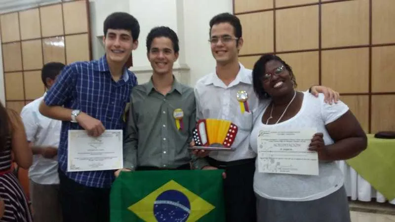 Mathias, Matheus e Nathan, todos de 17 anos, conquistaram o primeiro lugar na Feira de Ciências