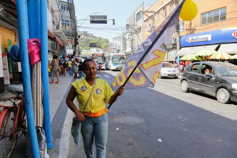 Cabos eleitorais aproveitam a época de eleição para ganhar um dinheiro extra ou completar renda