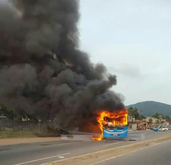 Traficantes incendiaram ônibus após operação policial em SG