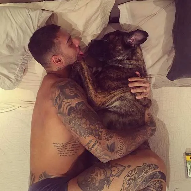 Lucas Lucco postou um clique,abraçadinho com seu cachorro e dando língua. Detalhe: as inúmeras tatuagens do sertanejo chamam atenção. Na legenda da foto, Lucco colocou um coraçãozinho. Fofo, né!. A foto causou inveja nas fãs do cantor. “Eu queria tanto ser esse cachorro”, escreveu uma internauta. “Podia ser nós dois, mas infelizmente não sou um cachorro”, postou outra. “Não sei se queria ser o cachorro ou estar entre os dois”, brincou outra fã.