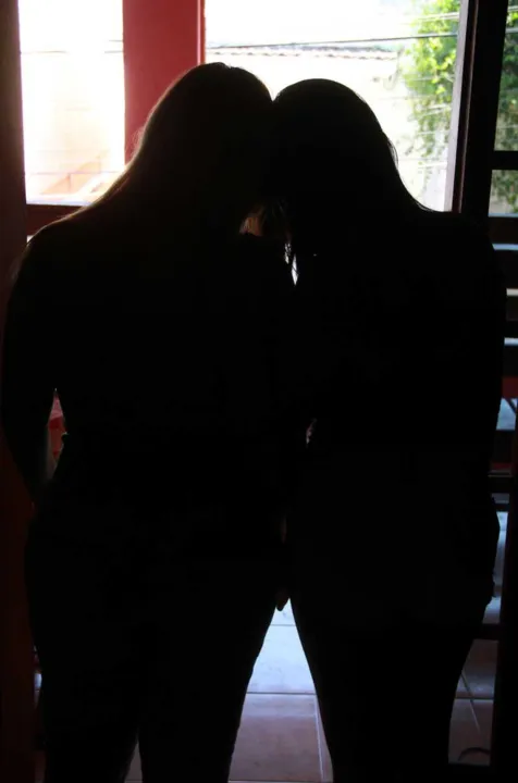 Vítima, de 19 anos, disse que foi atingida por socos e tapas