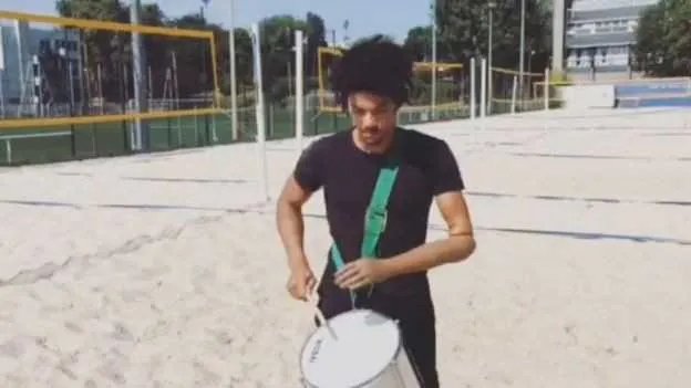Imagem ilustrativa da imagem Paratleta francês sem um antebraço sonha em tocar na bateria do Salgueiro