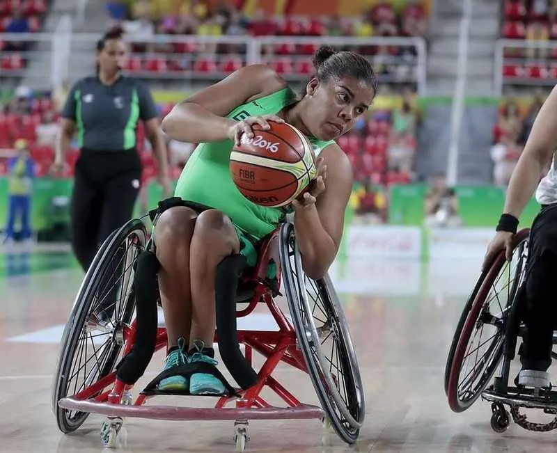 Imagem ilustrativa da imagem Brasileiras perdem no basquete, mas saem aplaudidas da quadra