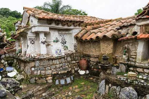  O trabalho na Casa da Flor é comparado ao feito pelo arquiteto catalão Antônio Gaudi na Espanha