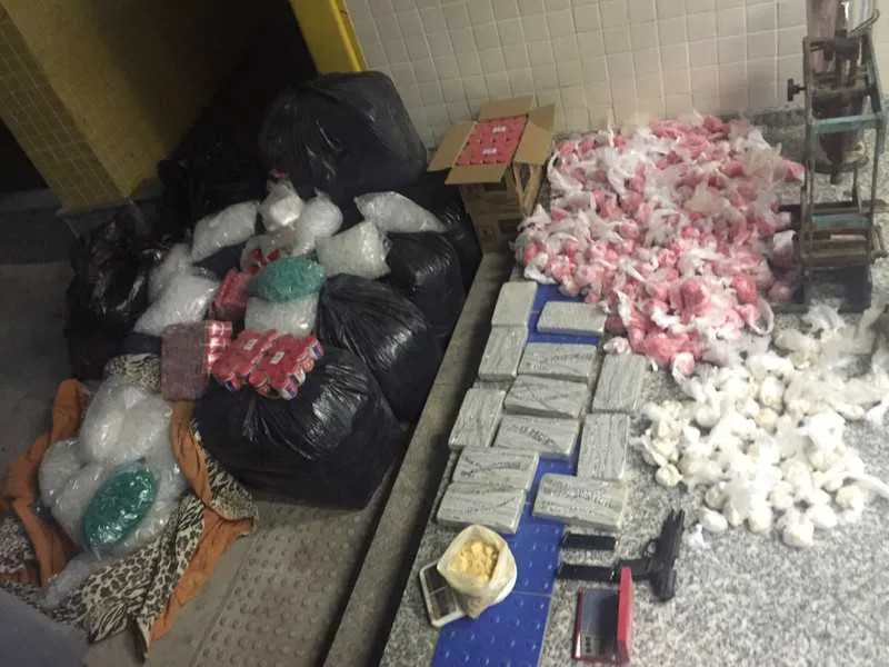 Milhares de sacolés de cocaína e treze quilos de pasta base foram encontrados na residência