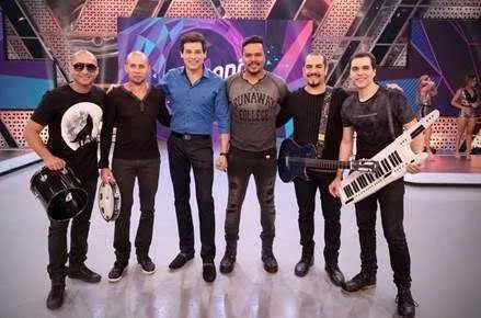 Neste sábado, 10 de setembro, a partir das 22h30 no “Sabadão com Celso Portiolli”, o apresentador recebe no palco  os sambistas do grupo Sorriso Maroto e o Grupo do Bola para agitar  a noite com seus sucessos e ainda bater um papo super divertido com Celso. A atração continua com a  “Roleta dos Microfones”, e no time masculino tem a participação do Bruno, vocalista do Sorriso Maroto, o humorista Santos  e do cantor Marcus Ziimer ambos do Programa do Ratinho, enfrentando o time feminino com Julia