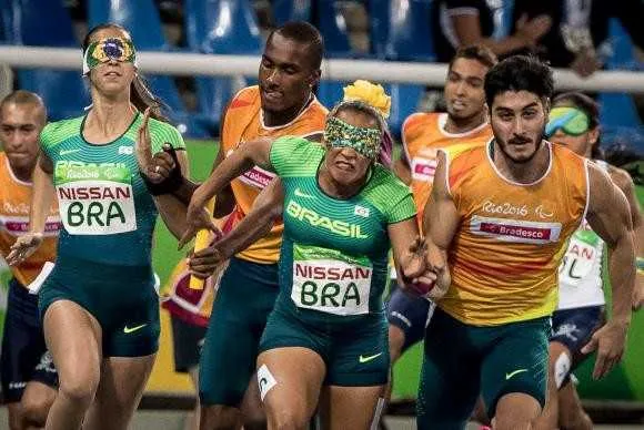 Imagem ilustrativa da imagem Atletismo: polêmica sobre exclusão de atleta ofusca prata do revezamento 4x100