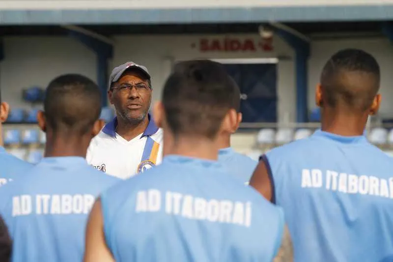 O técnico Luiz Antônio orienta seus comandados visando o jogo decisivo contra o Nova Iguaçu