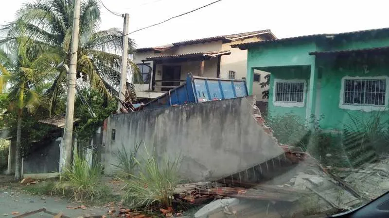 O caminhão invadiu o quintal de duas casas em Inoã 