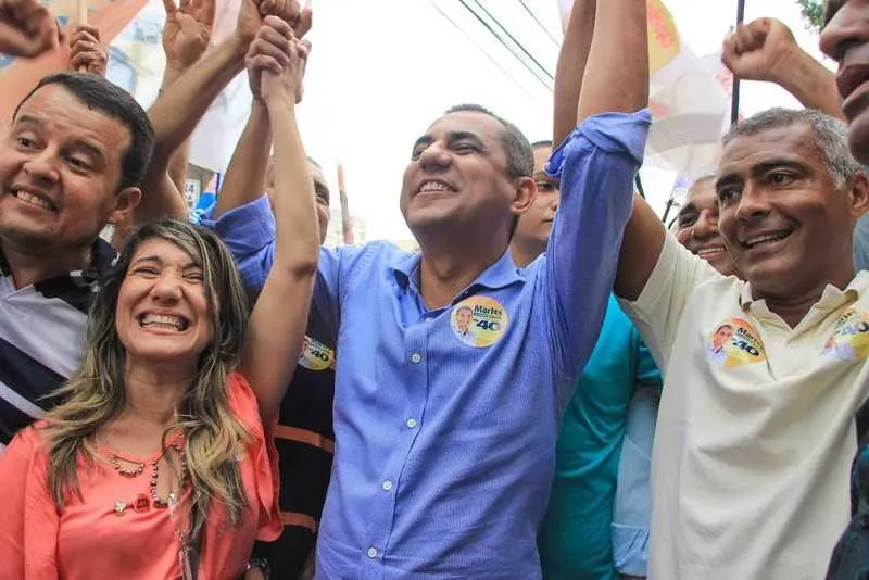 O senador Romário fez carreata com o candidato Marlos Costa pelas ruas de São Gonçalo ontem