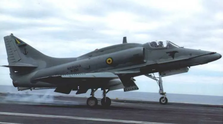 Uma foto feita do caça AF-1 Skyhawk dias antes de a aeronave cair no mar de Saquarema