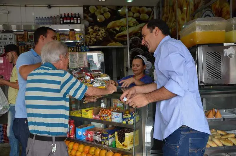 O candidato Diego São Paio, da Rede, esteve nos bairros Coelho, Jardim Catarina e Alcântara