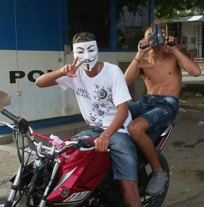 Traficantes do Salgueiro aparecem sobre motocicleta armados com pistola, próximo à cabine