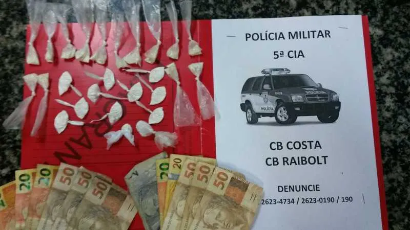 Com os acusados, agentes apreenderam 28 sacolés de cocaína, além de R$ 400 em espécie
