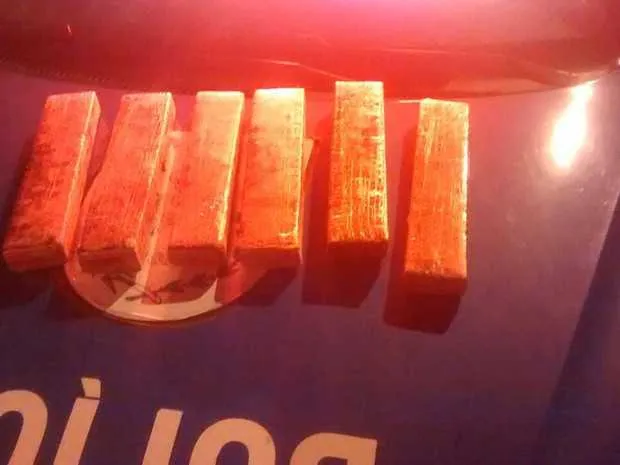  Cerca de seis quilos de maconha foram encontrados em carro