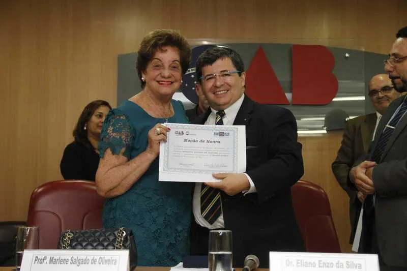 Marlene Salgado de Oliveira recebeu medalha na OAB-SG