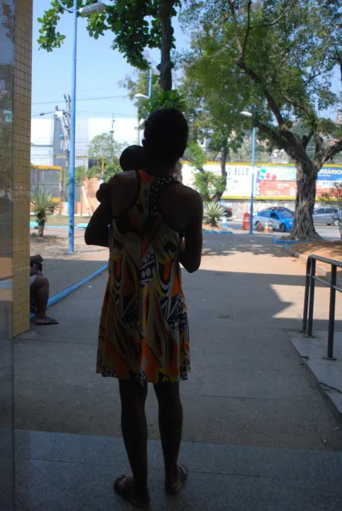 Dona de casa, de 24 anos, era agredida e estuprada pelo próprio marido na frente dos filhos