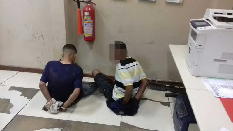 O menor e Elias foram presos após colidirem contra mureta