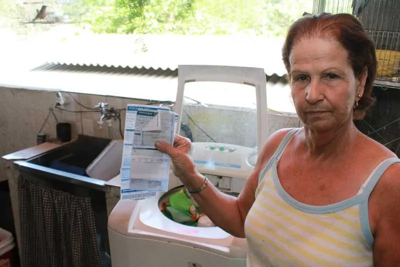 Maria mostra contas pagas e diz que já comprou pipa d’água