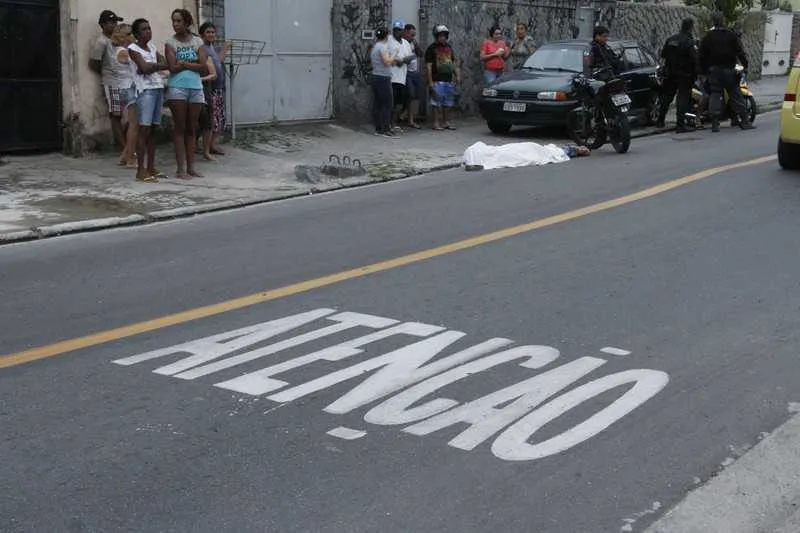 Segundo a Divisão de Homicídios, jovens assaltavam uma loja de conserto de celulares quando ‘justiceiros’ passaram pelo local atirando