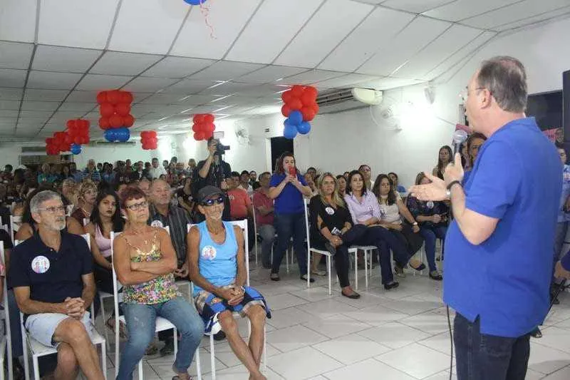 Neilton Mulim esteve com moradores em Trindade e em Nova Cidade falando sobre educação