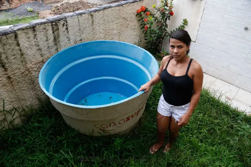 Jucilene aproveitou a chuva para guardar água nos reservatórios 